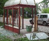 Wandale zniszczyli przystanek autobusowy w Rychwale