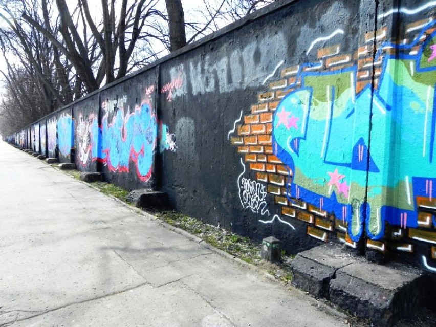 Graffiti na murze Toru Wyścigów Konnych