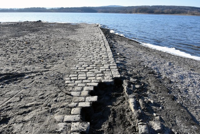 Ruiny zalanej miejscowości Żarek pod Legnicą