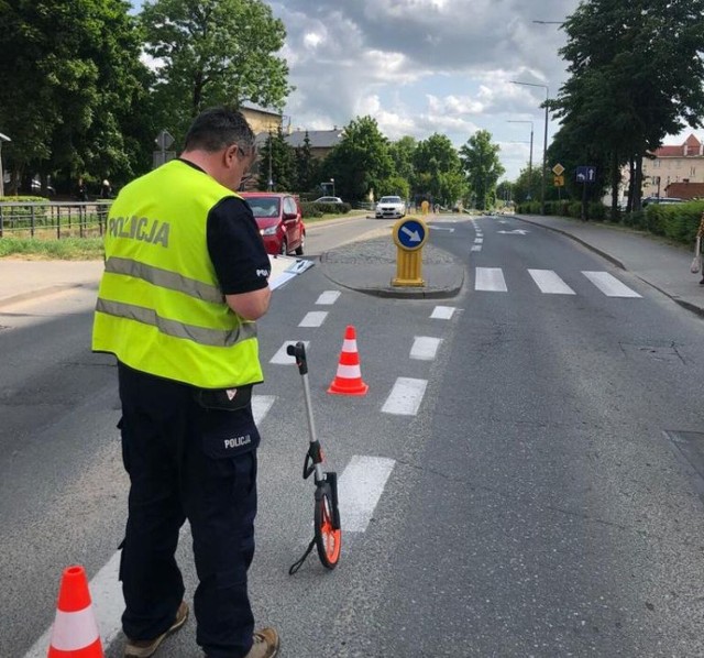 W tym miejscu na ul. Mickiewicza w Malborku, w pobliżu skrzyżowania z ul. Konopnickiej, doszło do potrącenia 12-letniej dziewczynki.