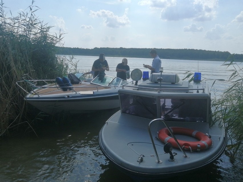 Akcja policjantów z KPP Radziejów na jeziorze Gopło