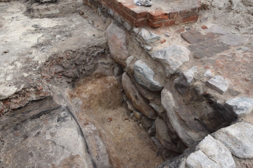 Łeba. Archeolodzy znaleźli proch i pociski w XIV-wiecznym kościele św. Mikołaja.[ZDJĘCIA, WIDEO]