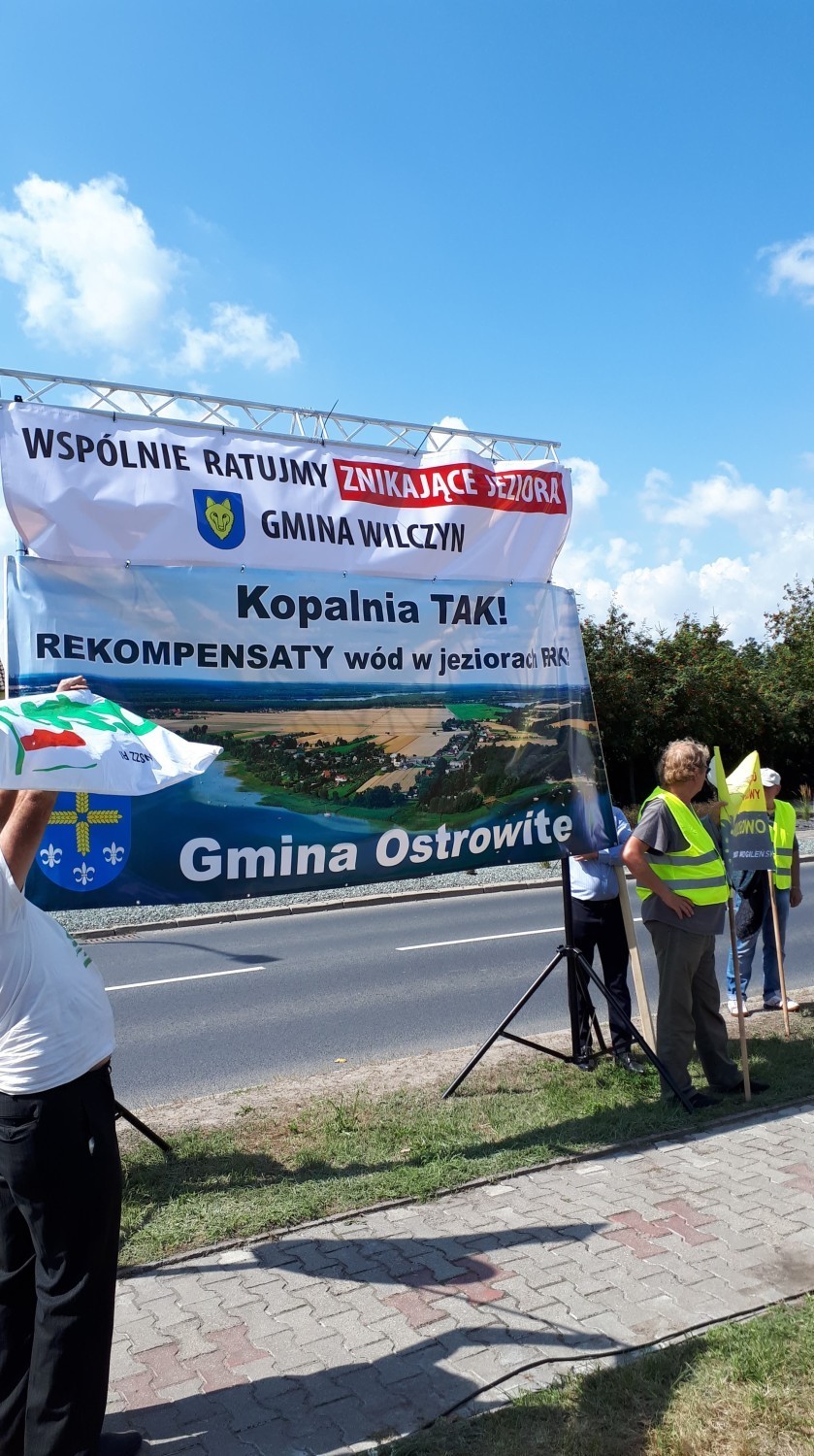 Protest Ekologów przed siedzibą kopalni KWB w Kleczewie .