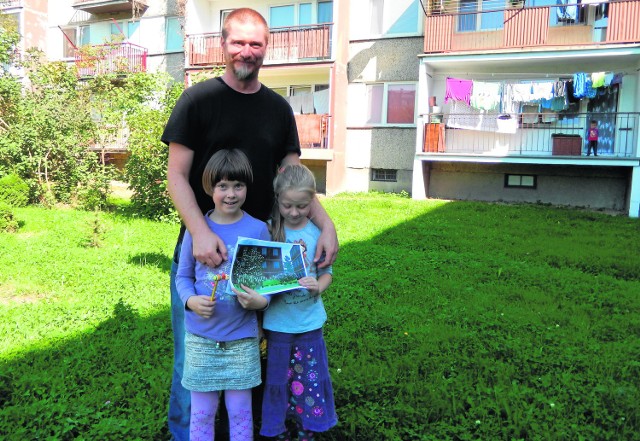 Andrzej Bielat wraz z córkami: Marcelinką i Rozalią od czterech miesięcy czekają na to, aby zmieniono otoczenie wokół ich bloku