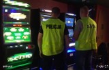 W piwnicy urządzili "kasyno". 14 nielegalnych automatów do gier zabezpieczyła policja przy ul. Płk. Dąbka w Elblągu
