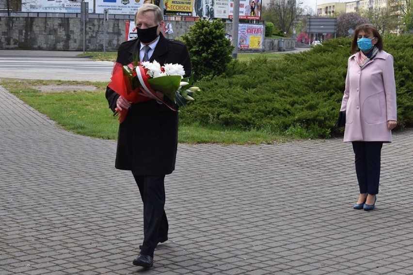 3 Maja w Pile. Złożono kwiaty pod pomnikiem Stanisława Staszica 