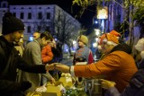 Przedświąteczne spotkanie tarnowian i gości na Rynku w Tarnowie. Lokalne smaki i kolędy wypełniły pierwszą Wigilię Towarzystwa Dobrego Smaku