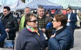 Beata Szydło w Oświęcimiu i Wadowicach. Europosłanka PiS, b. premier na oświęcimskim targowisku rozmawiała z kupcami i klientami. Zdjęcia