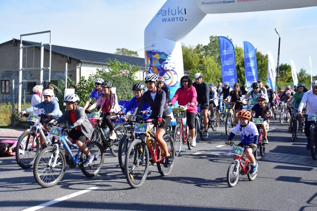 Start do Rodzinnego Rajdu Rowerowego Kids Tour 2022 w Żninie.