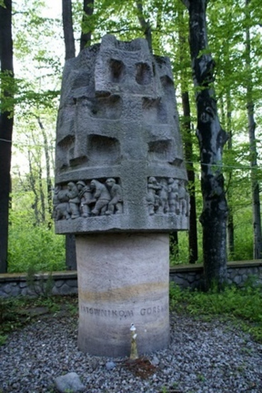 Pomnik „Ratownikom górskim” został odsłonięty w 1959 r. w 50...