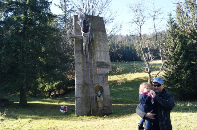 Pomnik „Prometeusz Rozstrzelany” jest poświęcony pamięci 20 górali zabitych przez Niemców - autor Władysław Hasior