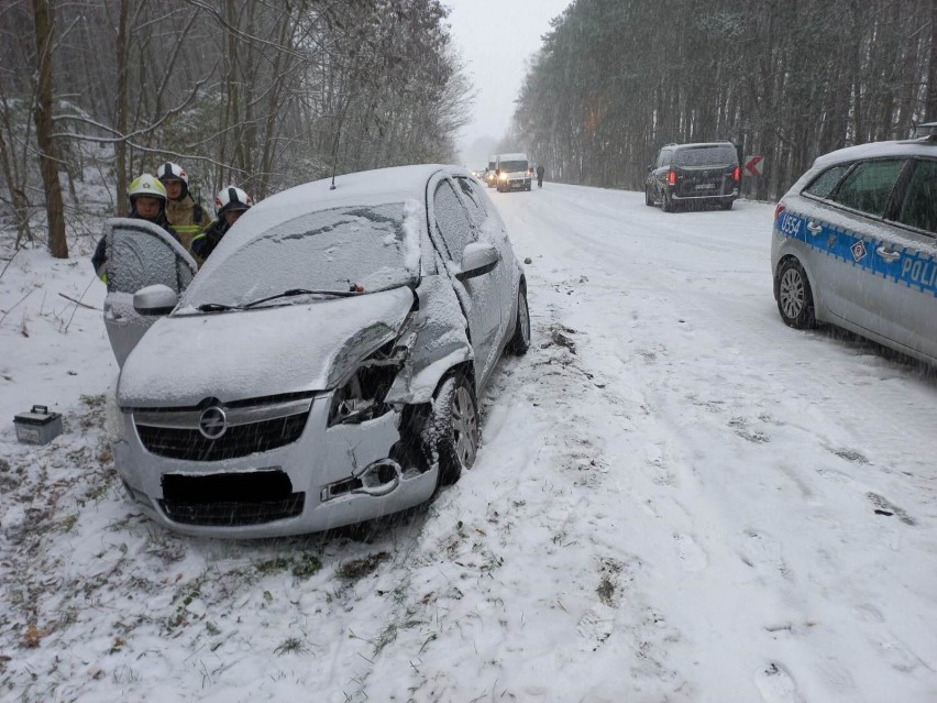 Atak zimy w Nowym Tomyślu. Karambol, kolizja na zjeździe na autostradę i autobus w rowie! 