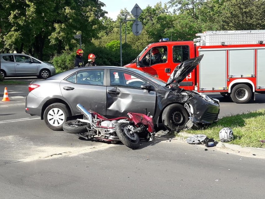 Wypadek na Szadkowskiej. Samochód uderzył w motocyklistę