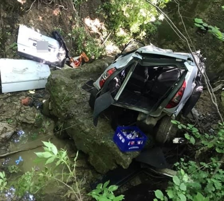 Korzenna. Samochód wypadł z drogi i wpadł do głębokiego jaru