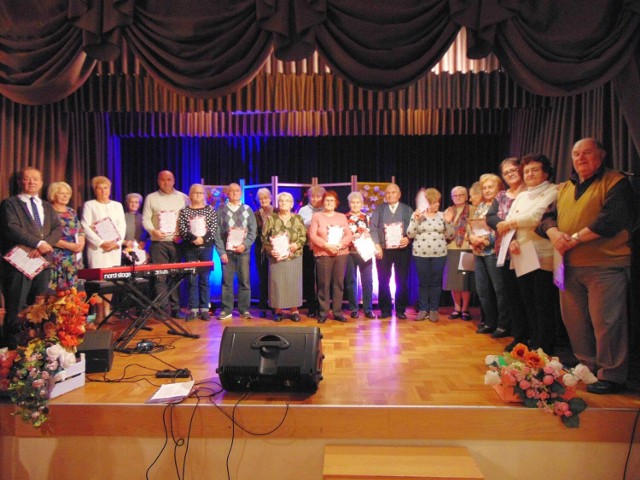 Część laureatów konkursu z dyplomami