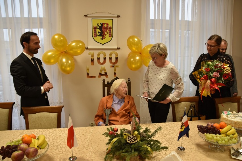 Mieszkanka Rypina skończyła sto lat. Urodzinowe spotkanie w magistracie. Zobacz zdjęcia