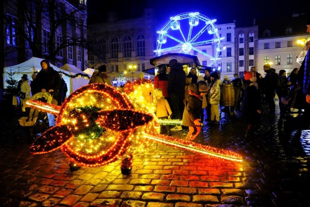 Jarmark bożonarodzeniowy w Toruniu rozpocznie się 26 listopada. Z kolei iluminacje świąteczne rozbłysną dopiero w mikołajki. Jak zawsze na Rynku Staromiejskim stanie też choinka "Nowości".