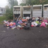 Zniszczone pojemniki PCK na odzież w Żorach-Roju. Ubrania leżą na ziemi. Czy ktoś to posprząta?