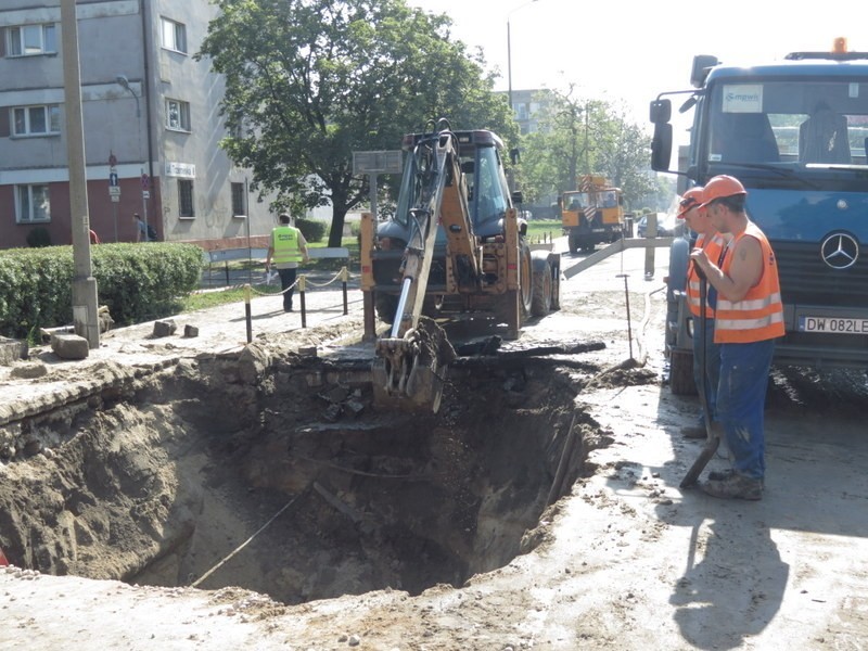 Wrocław: Trwają prace na Braniborskiej. W jezdni wielka dziura (ZDJĘCIA)
