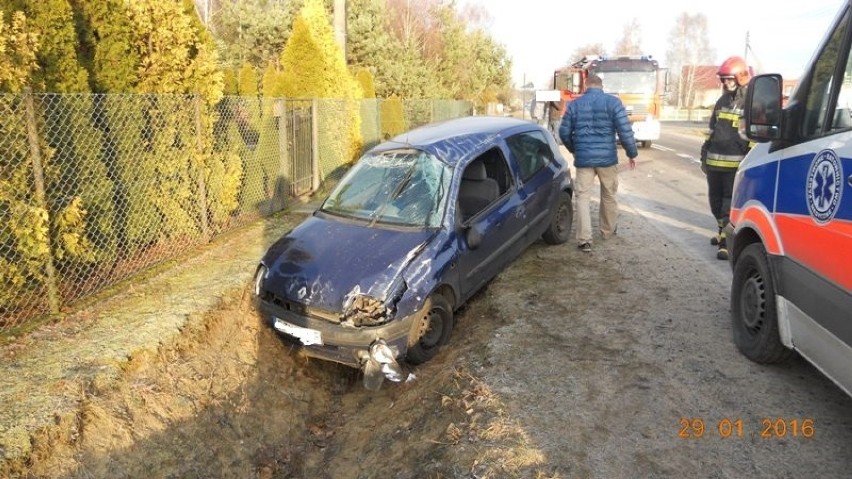 Wypadek w Międzylesiu. Renault Clio w rowie