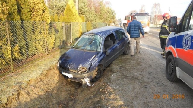 Wypadek w Międzylesiu. Renault Clio w rowie