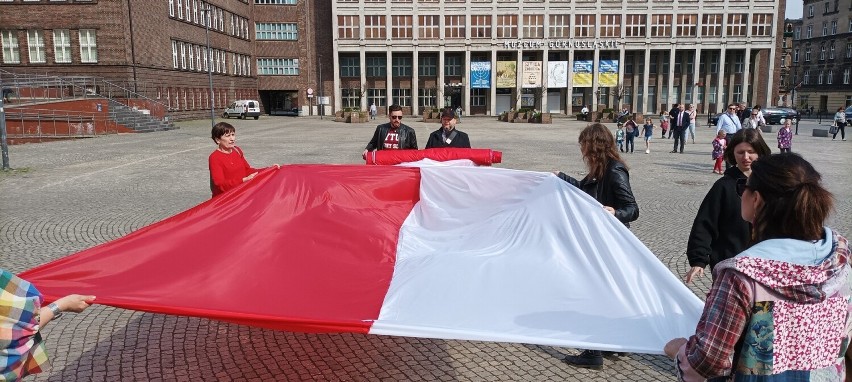 Mieszkańcy Bytomia utworzyli stumetrową flagę! Zobaczcie zdjęcia ze ŚWIĘTA FLAGI 2022