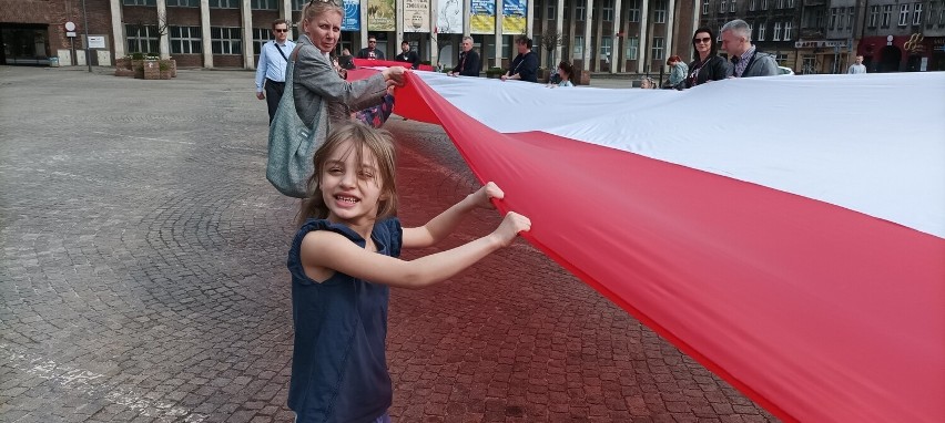 Mieszkańcy Bytomia utworzyli stumetrową flagę! Zobaczcie zdjęcia ze ŚWIĘTA FLAGI 2022