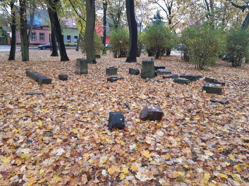 Lapidarium w parku przy ul. Wojska Polskiego w Goleniowie...
