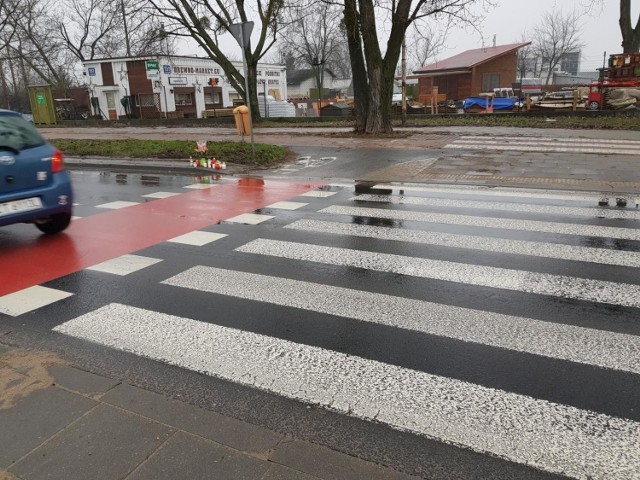 W Toruniu w ostatnich latach miało miejsce kilka śmiertelnych wypadków na pasach. Poprosiliśmy Społecznego Rzecznika Pieszych w Toruniu Pawła Gawińskiego, a także naszych czytelników, o wskazanie najniebezpieczniejszych przejść dla pieszych w Toruniu. Czy to najwyższy czas, aby zmienić te miejsca w mniej zagrażające życiu i zdrowiu przechodniów? Czekamy na Wasze sygnały w tej sprawie. Co dodalibyście do naszego zestawienia? 

CZYTAJ DALEJ >>>>>

Zobacz także: Mistrzowie parkowania w Toruniu i regionie. Oto wszystkie zdjęcia od Was! [duża galeria]

Zobacz także: Nowy szpital na Bielanach. Tak wyglądają nowe sale operacyjne! Zdjęcia ze środka