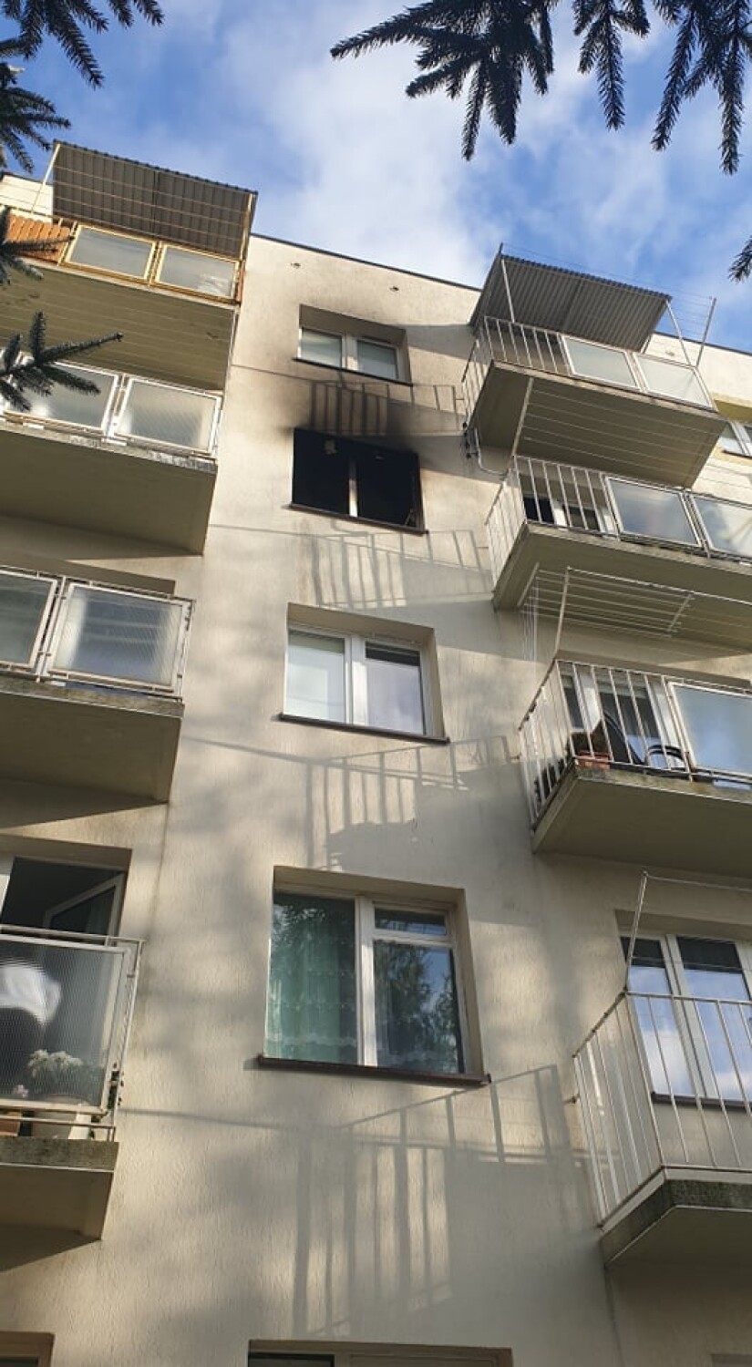 Pożar w mieszkaniu w bloku przy ul. Mickiewicza w Krośnie. Kuchnia spłonęła doszczętnie [ZDJĘCIA]
