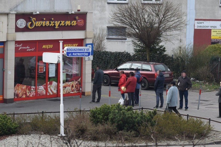 Kolejki do piekarni, mięsnych i aptek w Rybniku. Sklepy nie będą zamykane. Zachowajmy spokój