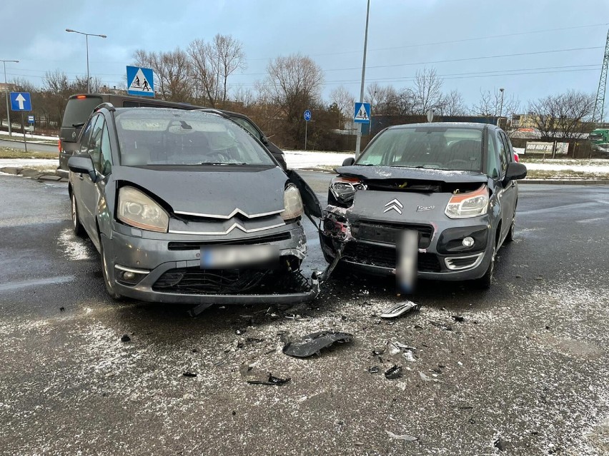 Wypadki i kolizje na śliskich drogach w Piotrkowie na...