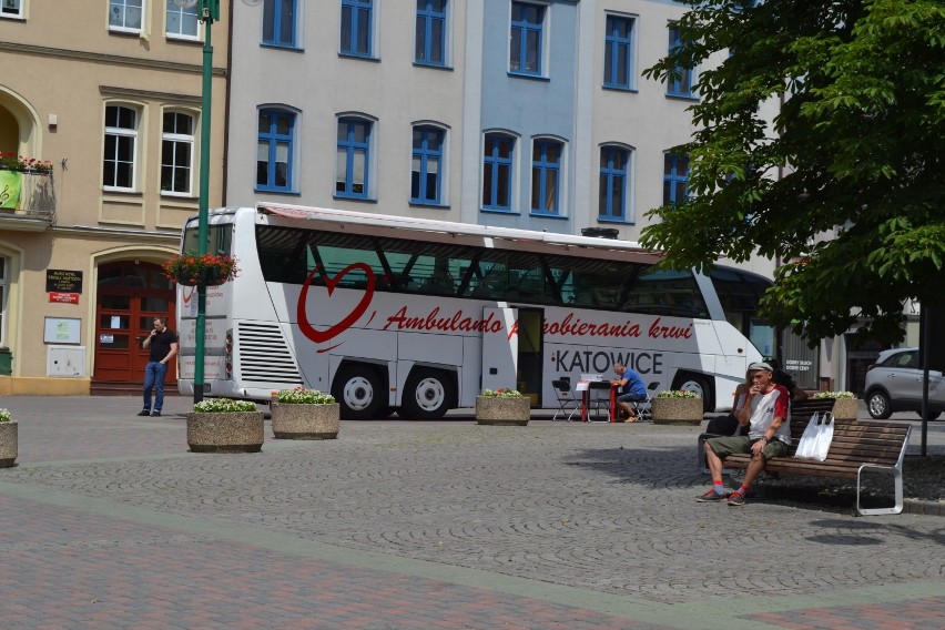 Chcesz oddać krew? Możesz to zrobić na lublinieckim Rynku. Od rana stoi tu specjalny ambulans [ZDJĘCIA]