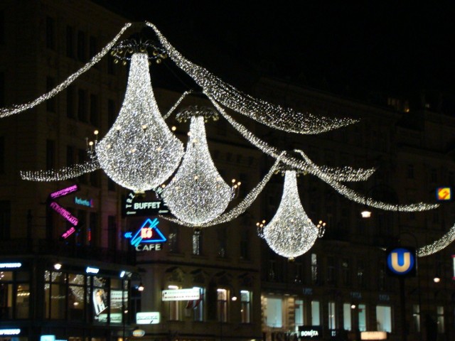 W drodze na Christmas Market, kt&oacute;ry znajduje się przed Ratuszem. Fot. Weronika Trzeciak