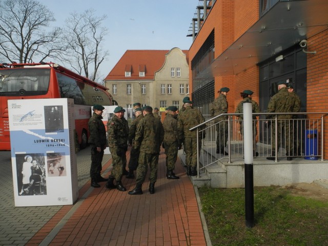 Żołnierze przyszli dziś wesprzeć swoich kolegów z policji.