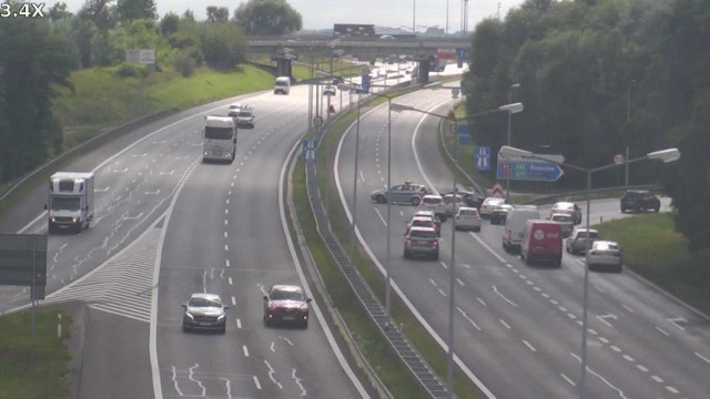 Policja zablokowała autostradę już na węźle w Balicach. Samochody muszą kierować się na trasy objazdowe.