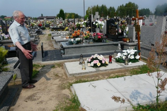 Władysław Kudlik pokazuje miejsce, gdzie kiedyś był grób jego ciotki