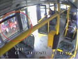 Rozpędzony rowerzysta potrącił pasażerkę autobusu. Jest nagranie z monitoringu [WIDEO]