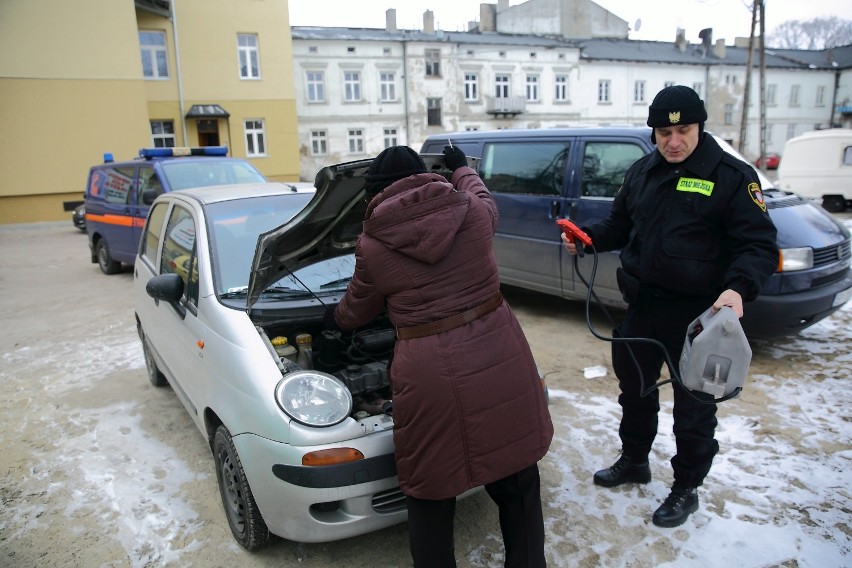 Straż miejska w Piotrkowie pomaga uruchomić auto na mrozie
