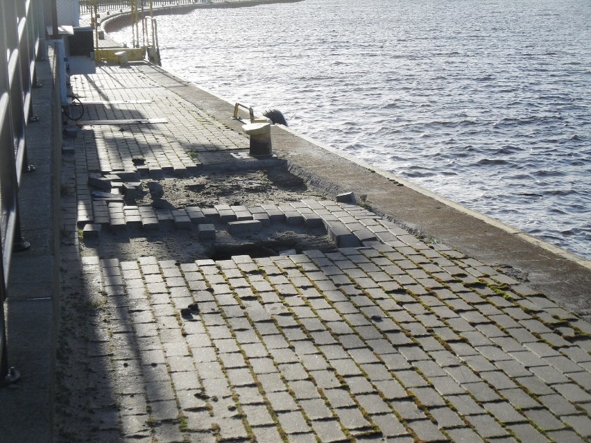 Sztorm w Ustce i zniszczone nabrzeże portowe [zdjęcia] 