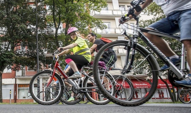 Policyjna akcja &quot;Jednośladem bezpiecznie do celu&quot; ma zwr&oacute;cić uwagę m.in. na konieczność poprawy widoczności uczestnik&oacute;w ruchu drogowego, korzystanie z element&oacute;w odblaskowych oraz używanie kask&oacute;w ochronnych przez rowerzyst&oacute;w