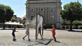 Kurtyna wodna wróciła na Rynek w Lesznie. Wodna mżawka ma chłodzić w czasie upałów ZDJĘCIA