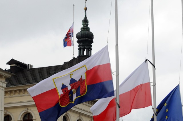 Flagi opuszczone do połowy masztu to znak, że kraju żałoba narodowa. W związku z tragedią w Gdańsku będzie ona obowiązywać od piątku (18 stycznia) od godz. 17 do soboty (19 stycznia) godz. 19.00.