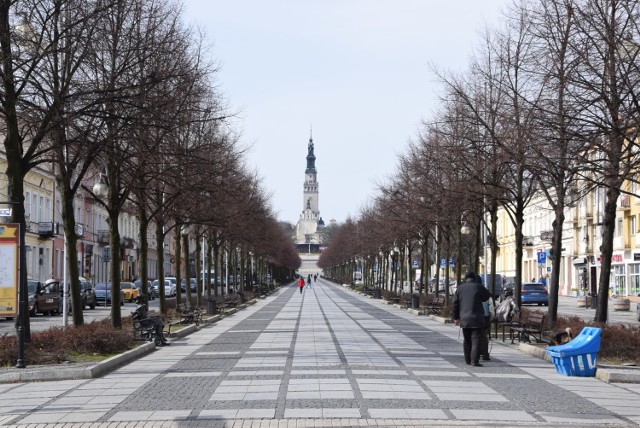 Aleje NMP w Częstochowie opustoszały z powodu zagrożenia koronawirusem (16 marca 2020 r.)