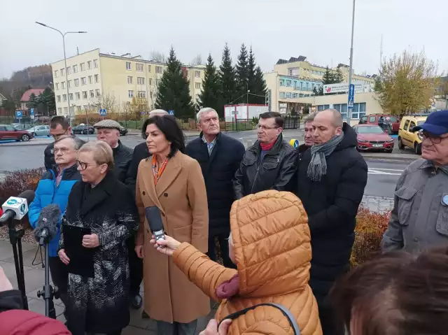 Konferencja przed szpitalem w Wałbrzychu. Parlamentarzyści i radni wojewódzcy z ramienia Koalicji Obywatelskiej boją się o los wałbrzyskiego szpitala