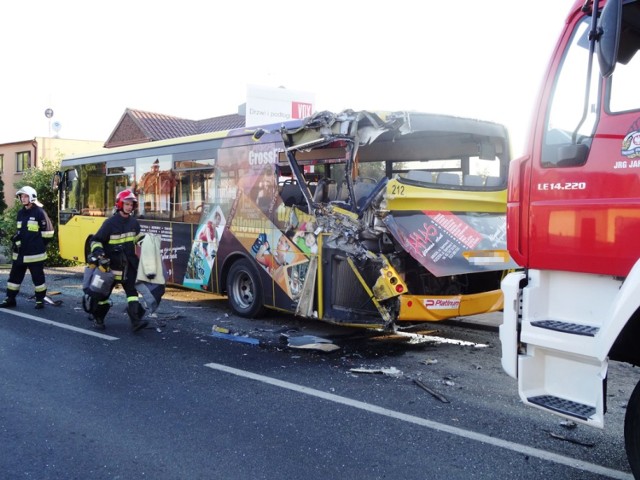 Wypadek w Jarocinie: Zderzenie ciężarówki z autobusem