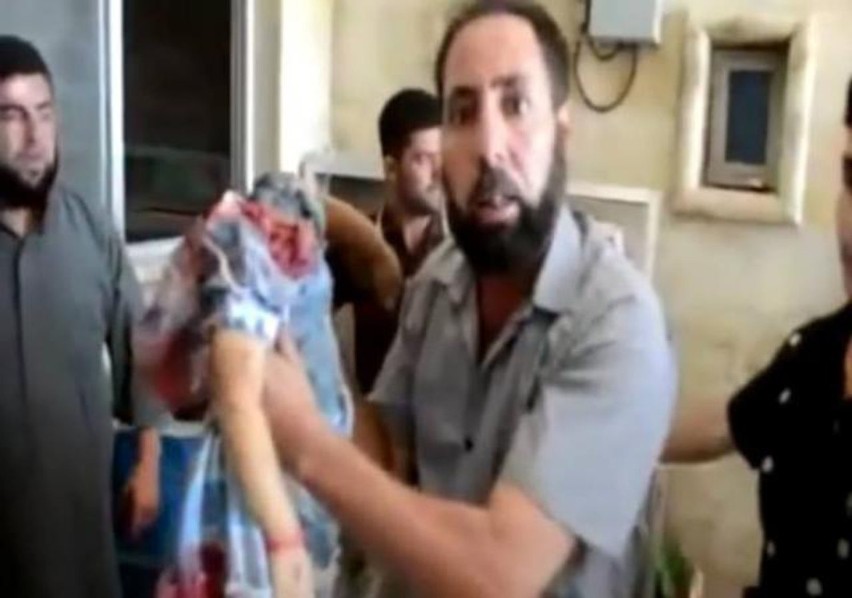 Zrozpaczony ojciec - Syria - islamscy bojownicy szerzący...