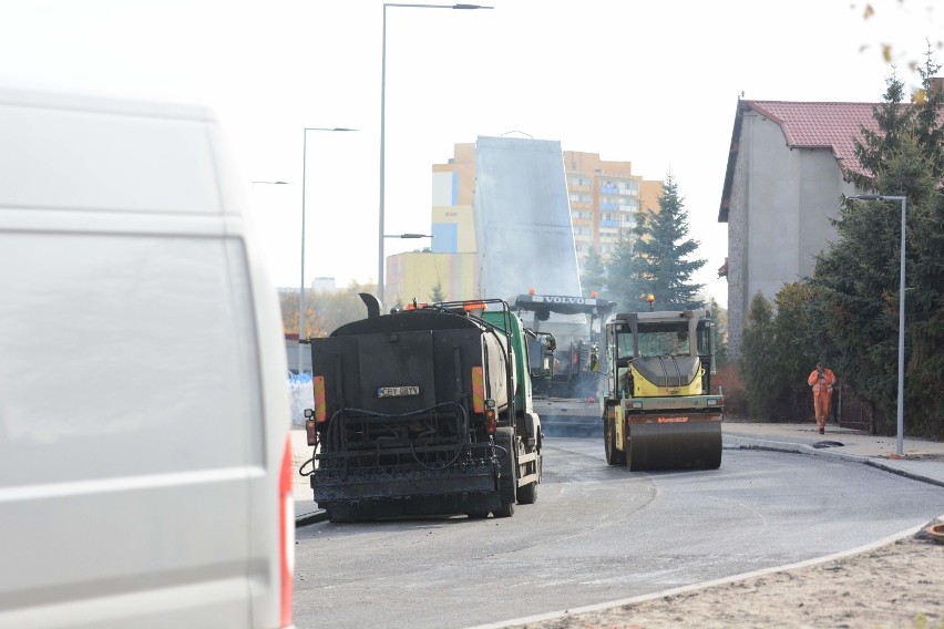 Prace na ul. Ikara w Grudziądzu coraz bliżej końca. Wylewano pierwszą warstwę asfaltu [wideo, zdjęcia]