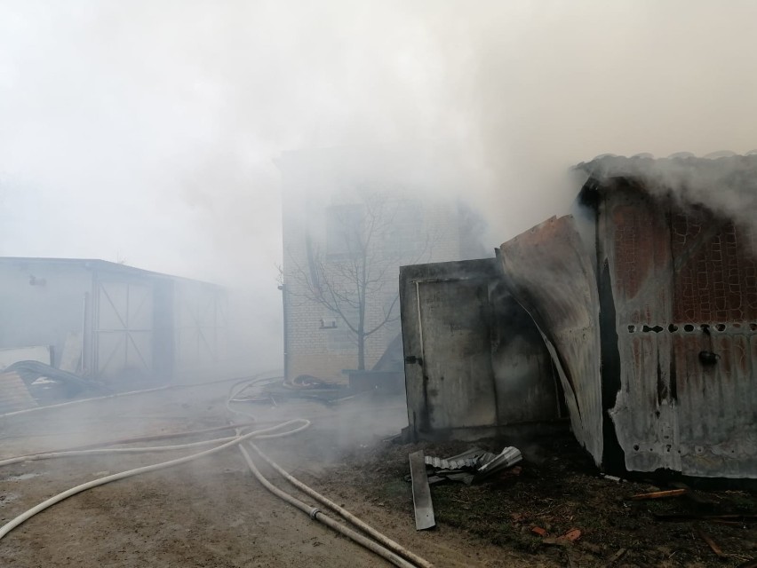 Duży pożar pod Tarnowem. Płonęła hala produkcyjna zakładu obróbki drewna w Ołpinach. Z ogniem walczyło kilkudziesięciu strażaków [ZDJĘCIA] 
