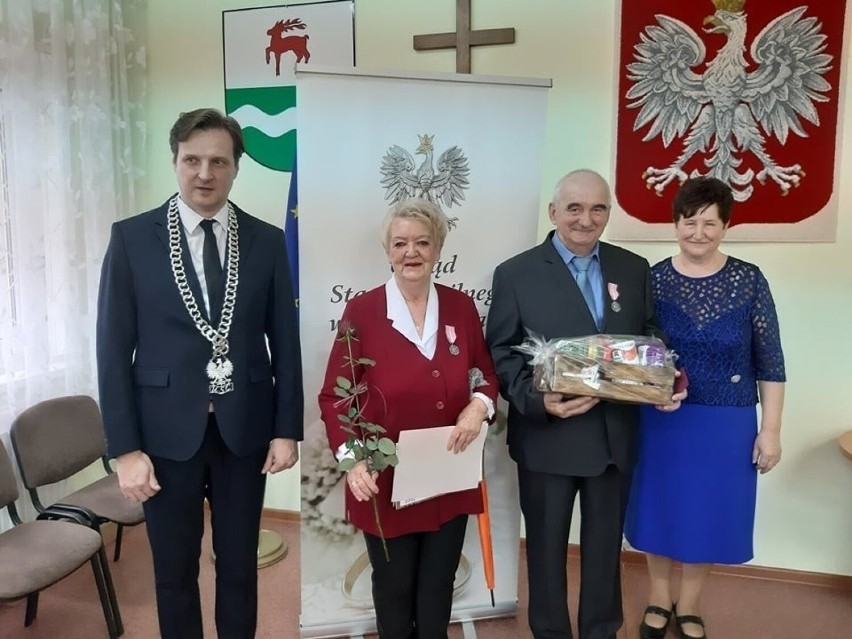 Gmina Kołczygłowy. Otrzymali medale za długoletnie pożycie małżeńskie ZDJĘCIA